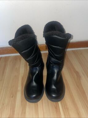 NWOT women’s totes boots size 8